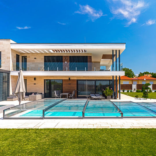 Miljöbild med pool vid hus med pooltak Alva