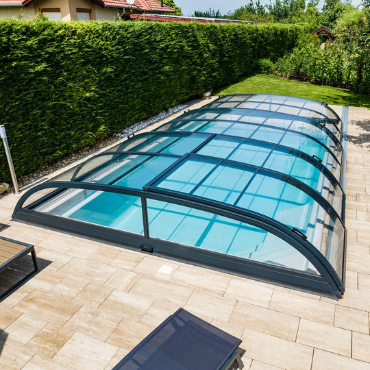 Mijöbild med pool och pooltaket Nova