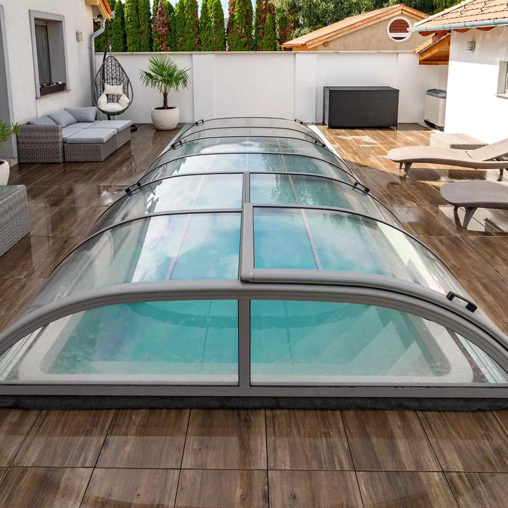 Miljöbild för pooltak Nova Polaris, trädäck runt om poolen