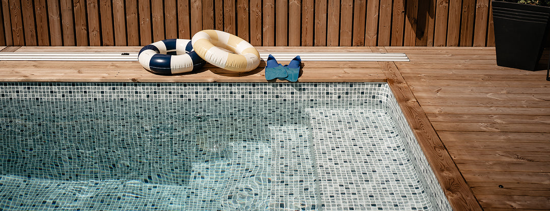 pooltrappa i pool med mosik liner, trädäck runt pool